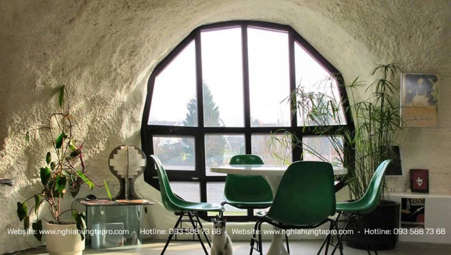 Những thiết kế cửa sổ có góc bo tròn không chỉ giúp phòng khách sang trọng mà còn có thể tận dụng tốt được nguồn ánh sáng tự nhiên bên ngoài