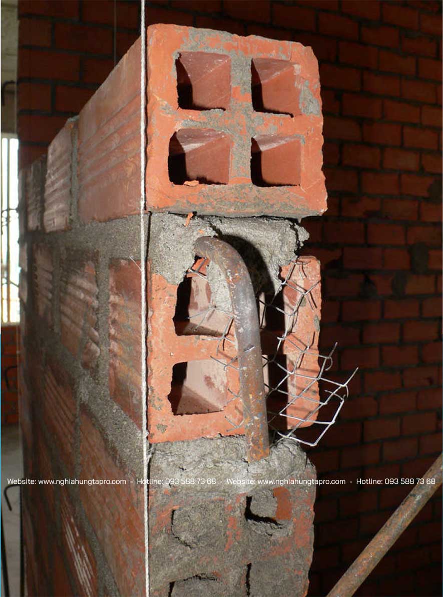 Ở vị trí sẽ đổ trụ bê tông(cột kẹp) phải đặt thép liên kết giữa tường xây với trụ bê tông (cột kẹp)