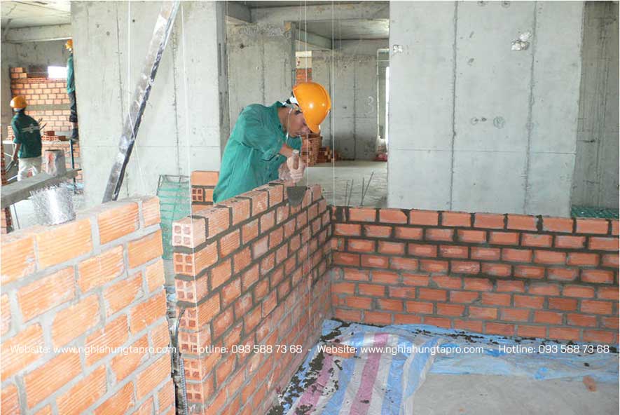 Khi xây, phải trải nilông dưới chân tường giữ cho sàn bê tông không bị vữa dính bẩn